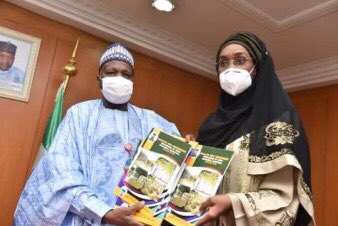 gombe_review's tweet photo. @GovernorInuwa lauds President @MBuhari on palliatives

...as Minister of Humanitarian Affairs (@FMHDSD) delivers FG's relief materials for #COVID19, flood

@GovernorInuwa has commended President @MBuhari for providing relief materials and palliatives to the people of Gombe... https://t.co/qfTKGXvia4