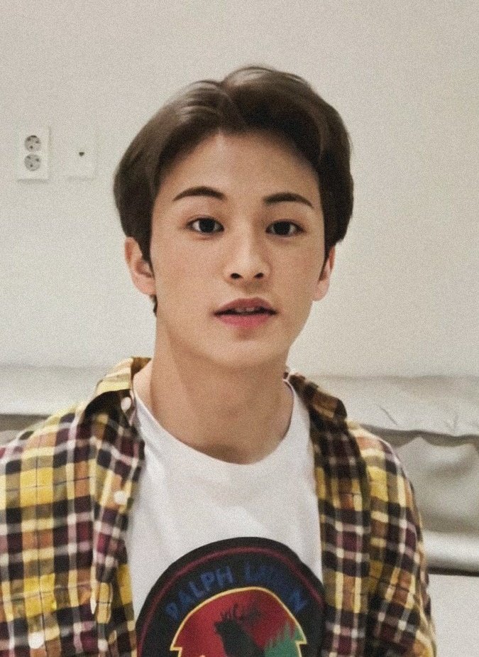 mark lee as chandler from friends because 7dream are having a comeback and they're a living sitcom ; ♡