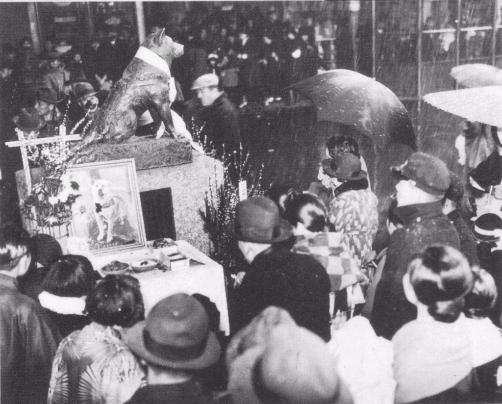 A crowd gathers to honor Hachikō on the 1st anniversary of his death in 1936.