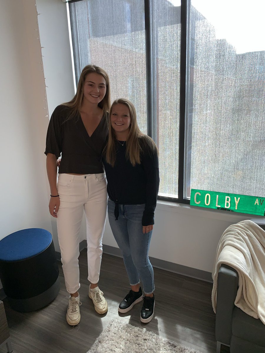 ColbyWBB's tweet photo. So excited to be back on campus for the first day of classes 🥳📚 with our #MasksUp when in public! 😷 #OneColby https://t.co/BjcJd3TbbG