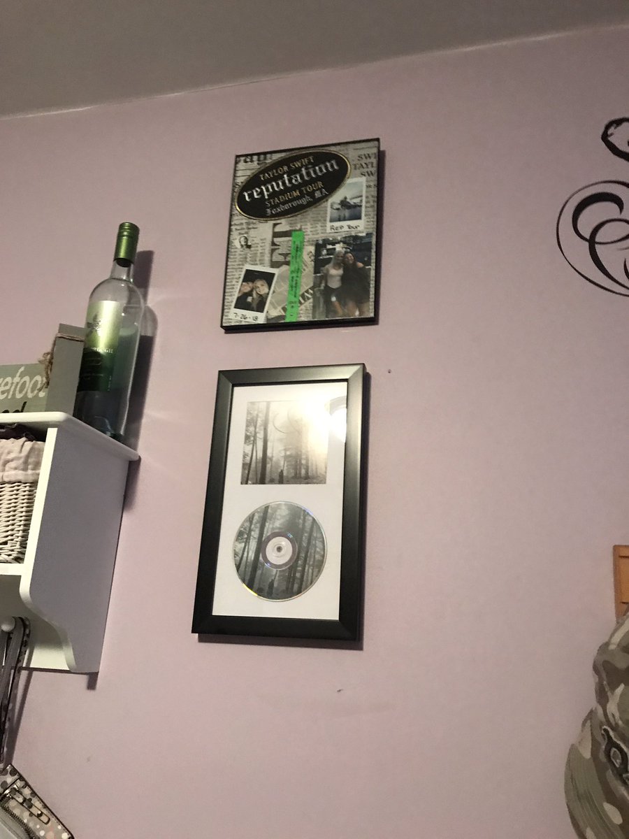 Adidsomthingbad's tweet photo. She’s up 💜 #folklorerecordstore https://t.co/rUWij79IGJ