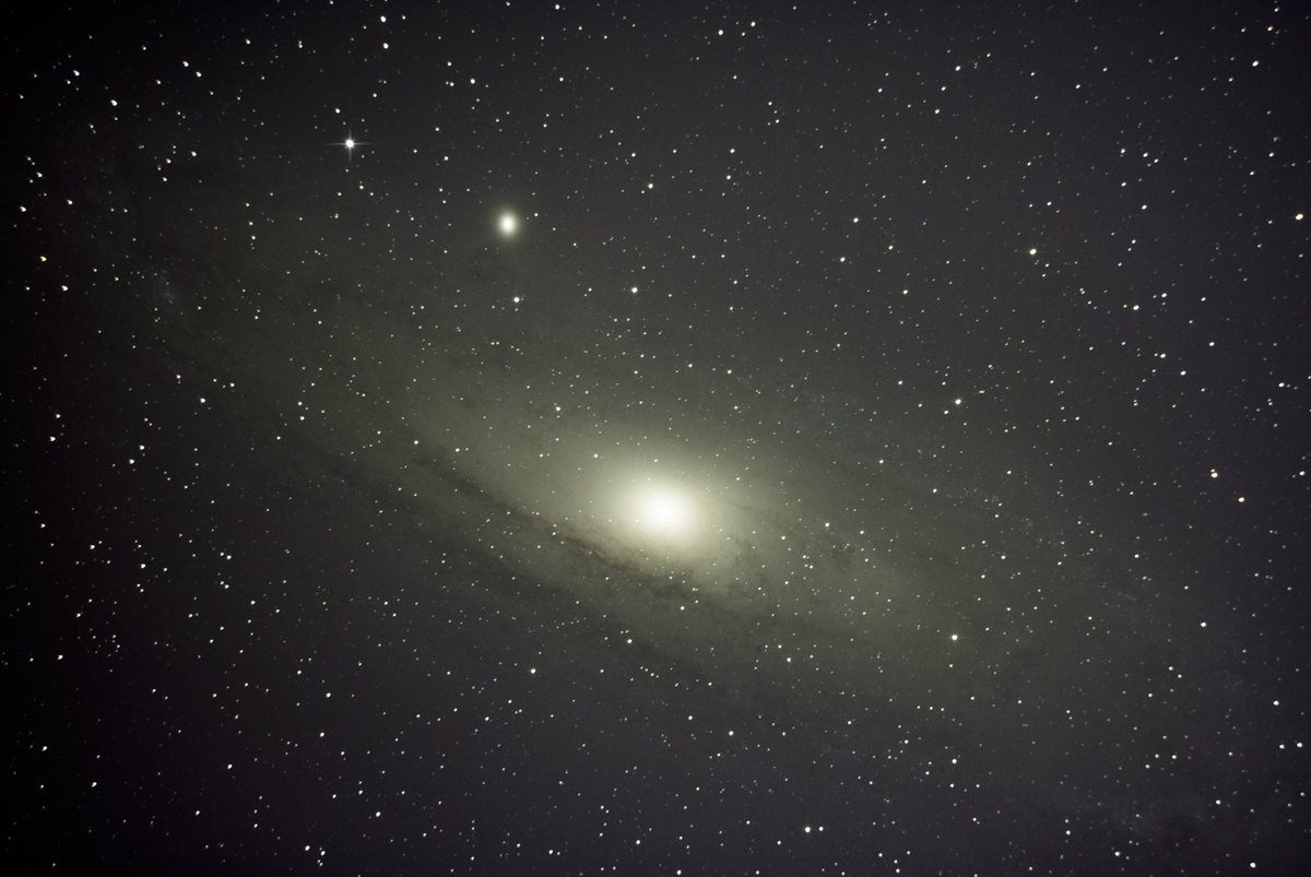 Filooweb's tweet image. Galaxie d&apos;Andromède prise depuis ma terrasse. 
Télescope #skywatcher 150/750 + moteurs de suivi + #Canon EOS 2000D
14 clichés de 90 secondes.
Logiciels : #DeepSkyStacker et #lightroom