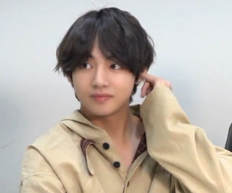 Taehyung’s soft thread king of memes, but still manages to look STUNNING