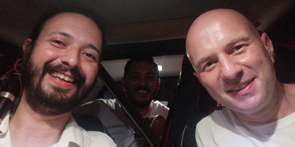 Grup Toplama... Çeşme’de sahneden indikten hemen sonra arabaya geçip yayına katılmak gibi alışkanlıkları var. Şimdi de yayındalar. #matrax