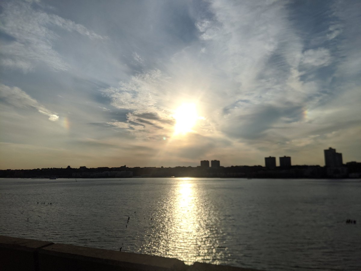Here are a couple of sundogs over Hudson for a #NationalDogDay #sundogs