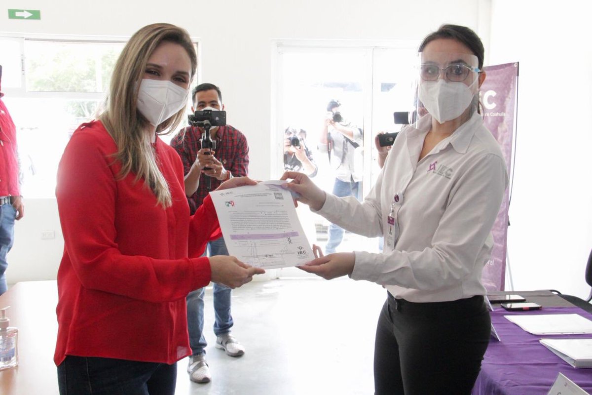 Presentamos la solicitud de registro de nuestra candidata titular <a href="/DavalosEdna/">Edna Davalos</a> y su suplente, Sonia Guadalupe García, en los términos establecidos por el <a href="/IECoahuila/">IECoahuila</a>.
#PRIEstamosListos para la contienda democrática por la Diputación Local en el Distrito XII. <a href="/PRICoahuila/">PRI COAHUILA</a>