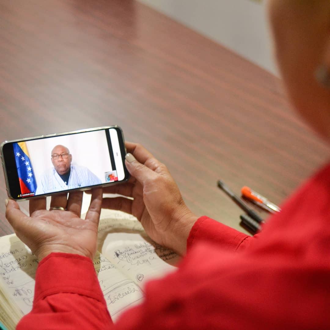 KarenlyPSUV's tweet photo. #EnDesarrollo|| Videoconferencia junto al Ministro del Poder Popular para la Educación @psuvaristobulo, recibiendo orientaciones para continuar afinando detalles de la consulta instruida por el Presidente @NicolasMaduro a fin de evaluar el regreso a clases de forma segura. https://t.co/cGYkX9BZTw