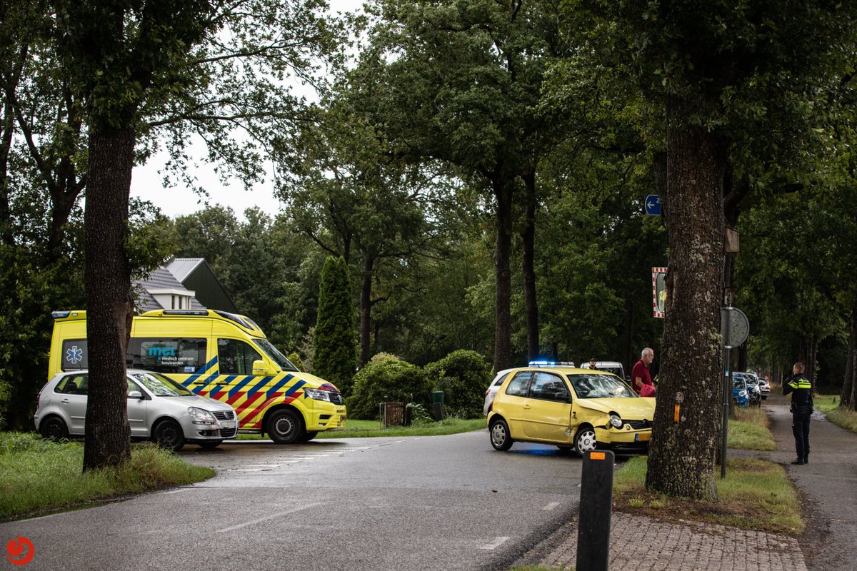 Auto tegen boom na aanrijding op kruising..