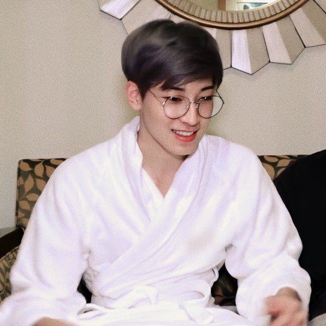 Bubuhustar's tweet photo. Persahabatan Reno dan Lala bkn lagi definisi yg biasa, tapi begitu luar biasa

🧖‍♂️ : La Gosokin punggung gue dong
🧘 : Adik gue nangis lo masih sempet2nya nyuruh2
🧖‍♂️ : Siapin baju gue klu gitu
🧘 : Bodoh amat lo gk pny malu
🧖‍♂️ : Cogan mah bebas

- seventeen AU

#SEVENTEEN #WONWOO https://t.co/yovoqII0ZV