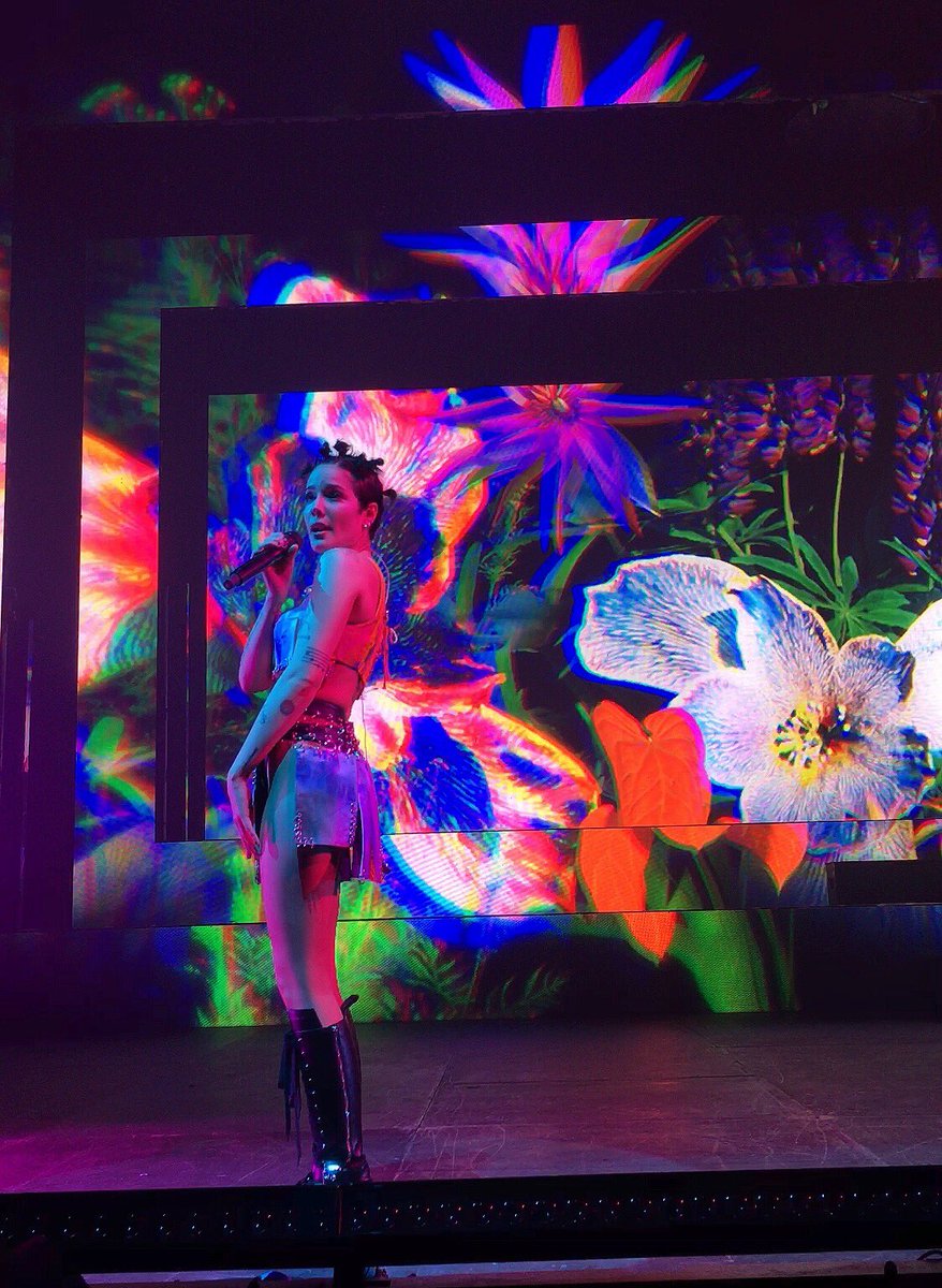 iwlmiic's tweet photo. also can we talk about how pretty the visuals were for graveyard https://t.co/hv7M5Siakw