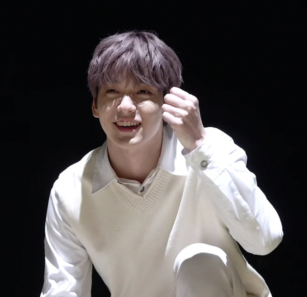 can't stop laughing bcos lidol hueningkai is too adorable @TXT_members  @TXT_bighit