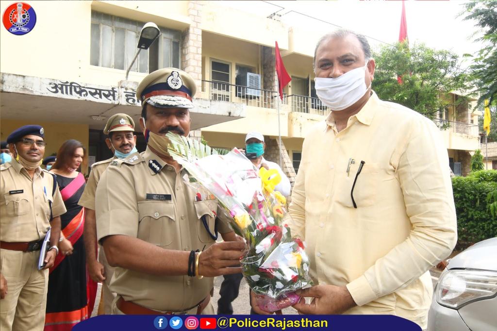 PoliceRajasthan's tweet photo. गोल्डन लीफ फाउंडेशन जयपुर के सौजन्य से #ADGP (T&amp;T) #IPS श्री सुनील दत्त की अध्यक्षता में ''वैलनेस सेमिनार 2020" कार्यक्रम आयोजित हुआ। आदर्शनगर जयपुर #MLA श्री @RafeekKhanInc बतौर मुख्य अतिथि उपस्थित रहे।
कार्यक्रम में विशेषज्ञों द्वारा व्याख्यान देने के अलावा पौधरोपण भी किया गया। https://t.co/BU5J9yT8O2