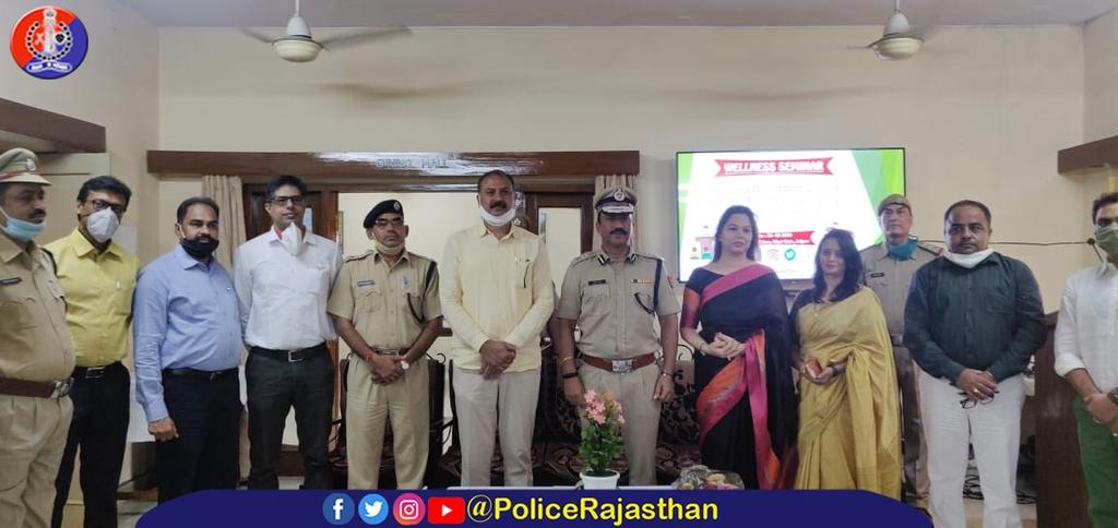 PoliceRajasthan's tweet photo. गोल्डन लीफ फाउंडेशन जयपुर के सौजन्य से #ADGP (T&amp;T) #IPS श्री सुनील दत्त की अध्यक्षता में ''वैलनेस सेमिनार 2020" कार्यक्रम आयोजित हुआ। आदर्शनगर जयपुर #MLA श्री @RafeekKhanInc बतौर मुख्य अतिथि उपस्थित रहे।
कार्यक्रम में विशेषज्ञों द्वारा व्याख्यान देने के अलावा पौधरोपण भी किया गया। https://t.co/BU5J9yT8O2