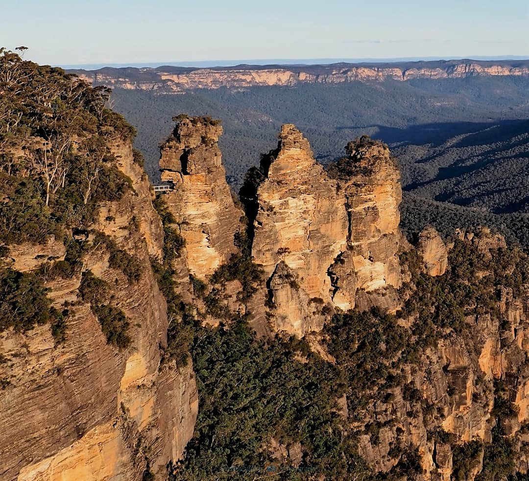 RobbieSydneyP's tweet photo. Eagle 🦅 Eyes 👀 looking at #TheThreeSisters 👭💃Meehni, Wimlah & Gunnedo.
Unusual rock formation rising nearly a kilometre above sea level over #JamisonValley #BlueMountains #NSW.
#EchoPoint #Katoomba #NewSouthWales #Australia @abcnews #NationalParks
@destinationnsw #ILoveNSW https://t.co/odDJdOomUn