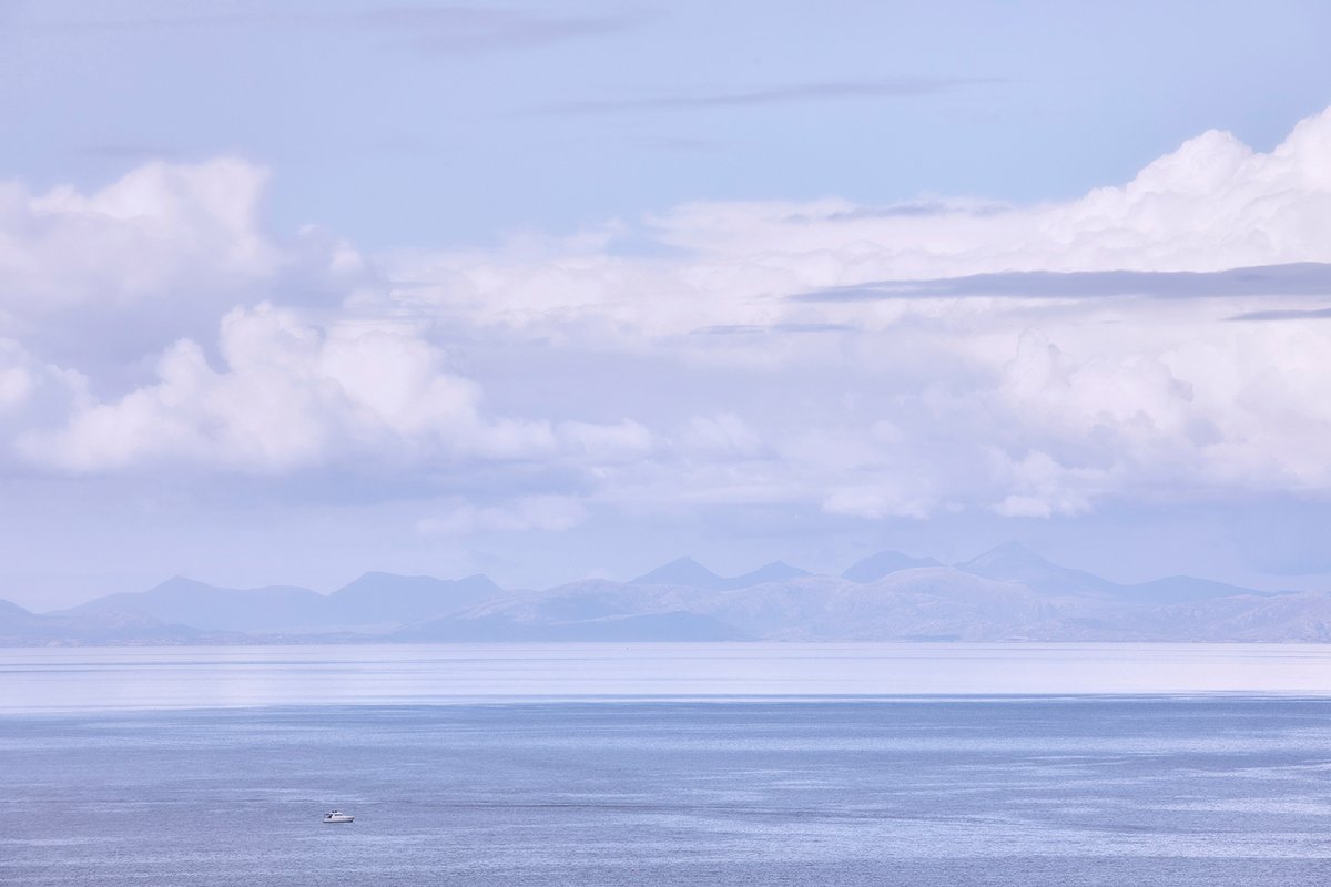 Wherever you look on Skye there seems to be a constant layering of seascape, or landscape, in front of you, continually changing with the ever changing light! ⁠
⁠I think another visit is definitely on the cards with more time needed to take in this truly beautiful place...🙌🏼⁠