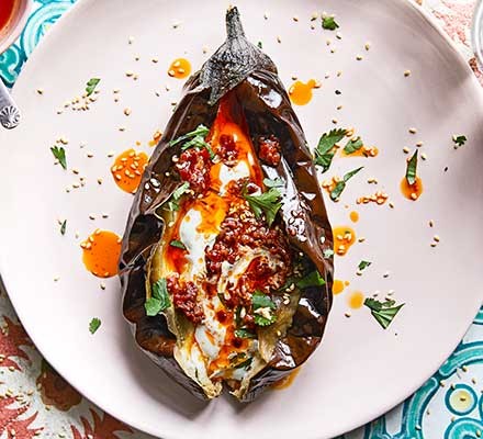 Looking for a simple side or starter that delivers on taste? Look no further than roast aubergines with yogurt and harissa. It's vegetarian and gluten free! 👍 Use Riverford #organic Yogurt to make sure those plates are clean! Find it on BBC Good Food: bbcgoodfood.com/recipes/roast-…