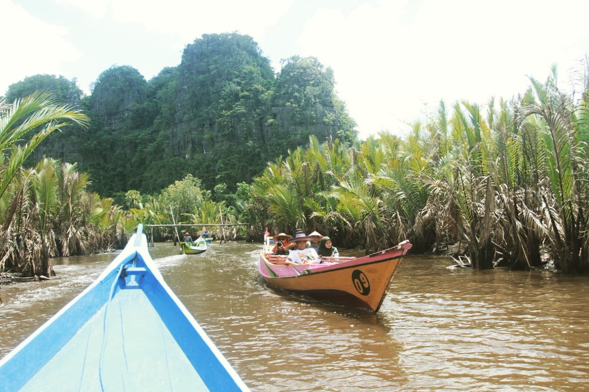 #TahukahAnda Untuk menuju ke rammang-rammang kita dapat menggunakan kapal kecil ? Unik! 

#visit_sulsel #travelblogger #exploresouthsulawesi #travelsouthsulawesi