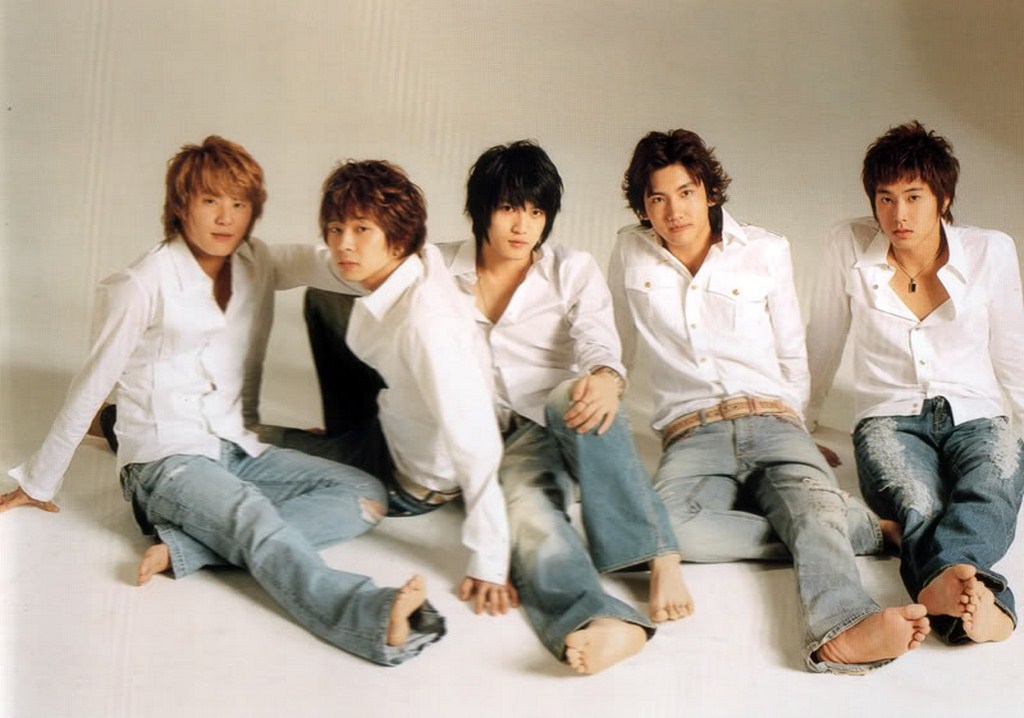 KIM JAEJOONG'S SELF-PROCLAIMED PRETTY FEET November 29, 2010I feel sorry at night..^^ (12:07am KST)Yeah, I wanted to show off my pretty feet.. I'm embarrassed to check Twitter now ㅎㅎㅎㅎㅎ Good night. I'm going to work out. I'll come back later ^^ (12:12am KST)