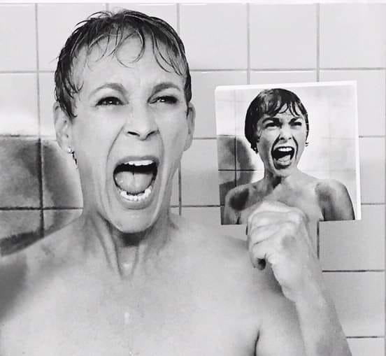 #JamieLeeCurtis homenajeando la famosa escena de su mamá #JanethLeigh en la película #Psycho