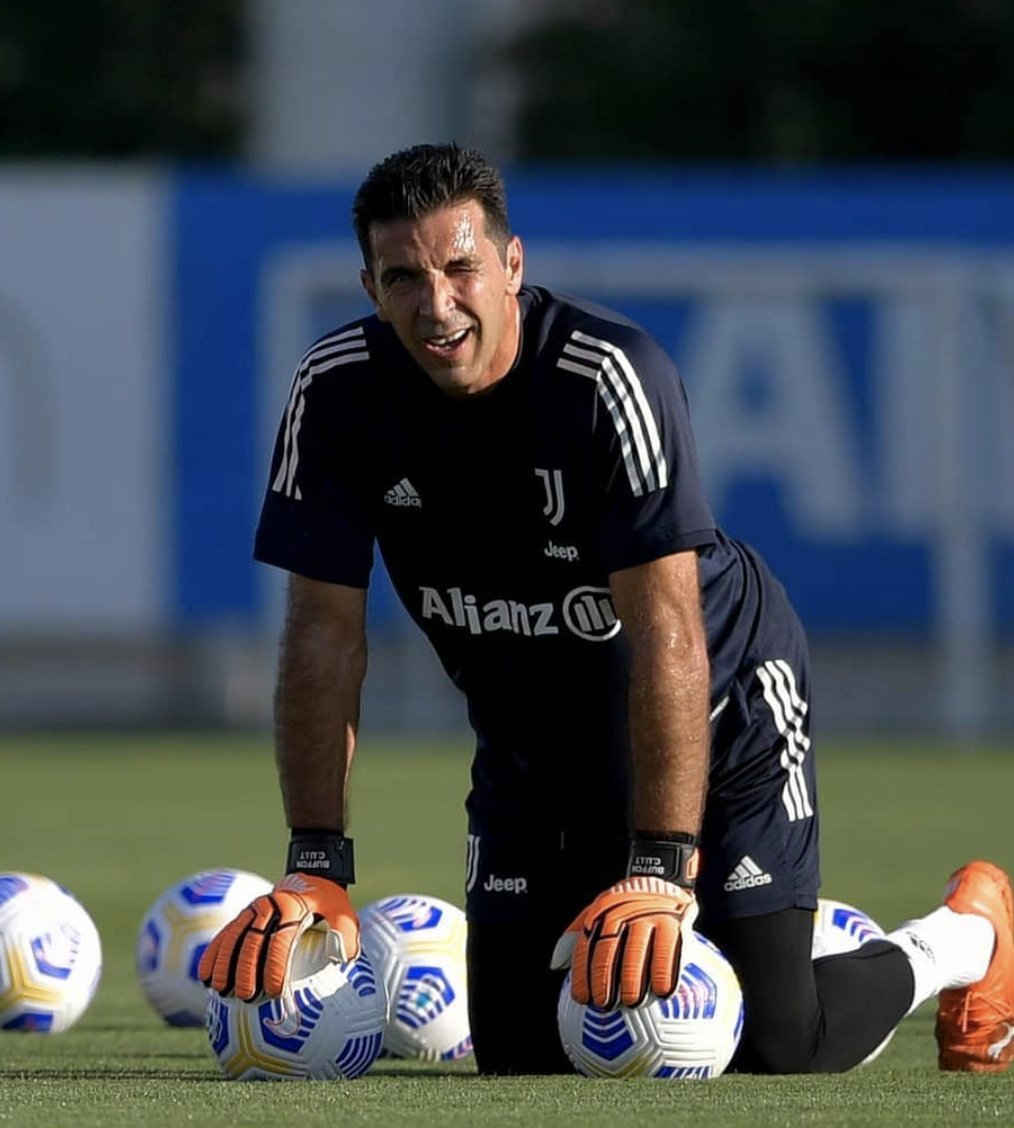InvictosSomos's tweet photo. Cumplirá 43 años de edad en enero. En cuanto arranque el próximo curso, serán 26 temporadas de carrera profesional. Más de dos décadas en la élite y se mantiene en la lucha. ETERNO GIGI. https://t.co/dzUhLsWfnf
