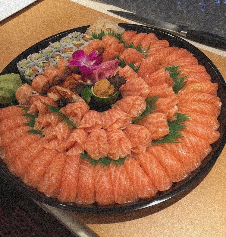 dxrectzr's tweet photo. sushi time 💛 (talvez eu tenha pedido demais, só talvez) https://t.co/zoX50IwMOx