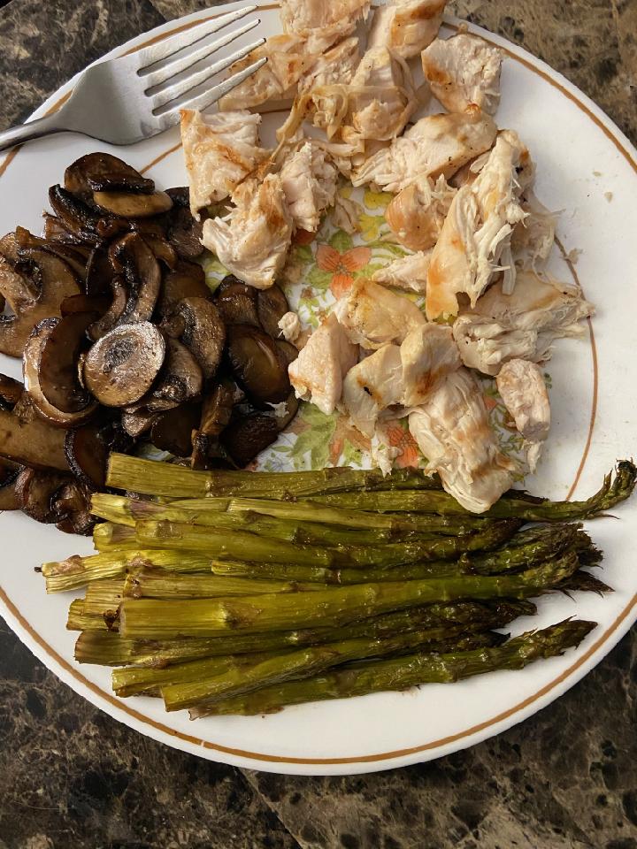 CoachRMcCormack's tweet photo. Tonight's Dinner 445 Calories and 68 grams of protein! Consistency Consistency Consistency = Success!! #Driven #WinTheRep #coachMcCormack https://t.co/pud5yQaT6O