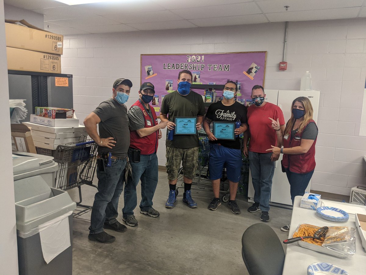 Fishon2612's tweet photo. Continuous Day 3 celebrations with our overnight One Task Team! What a crew!! All they ever want is pizza...so PIZZA is what they get!! #greatwork #thankyou #overnight #riverhead. Dan and Alex are our #MVPs https://t.co/NGIJwKWnHT