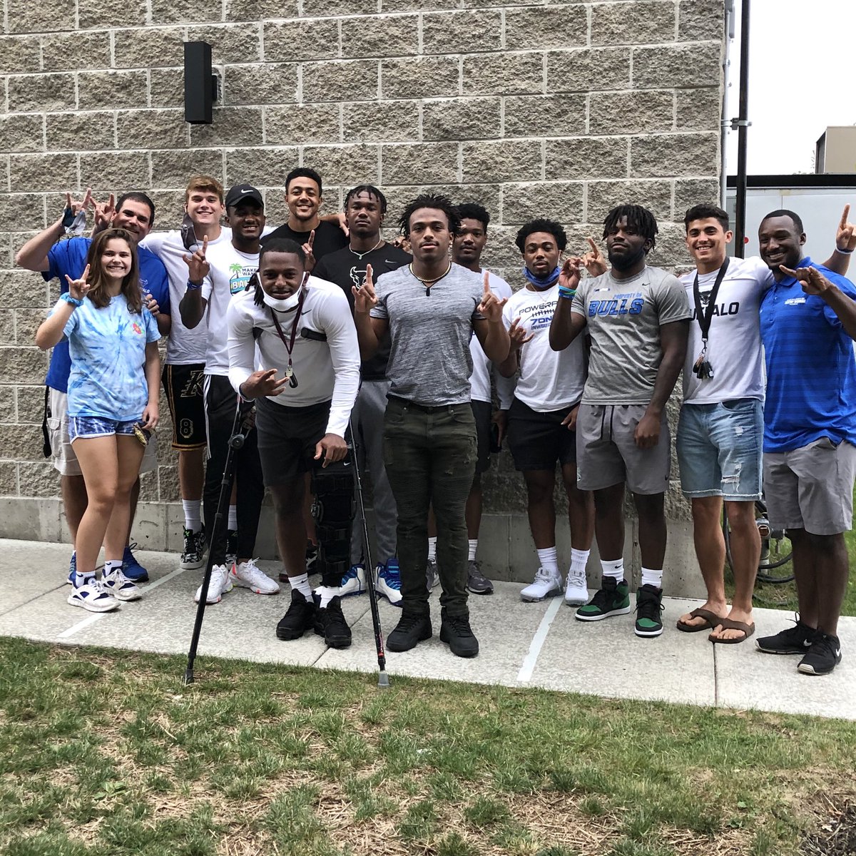 DoubleD1123's tweet photo. Dinner eating amazing wings at Bar-Bill North with the wide outs!! #UBFamily 💙🏈🤘🏼 https://t.co/pHs3KXlwU7