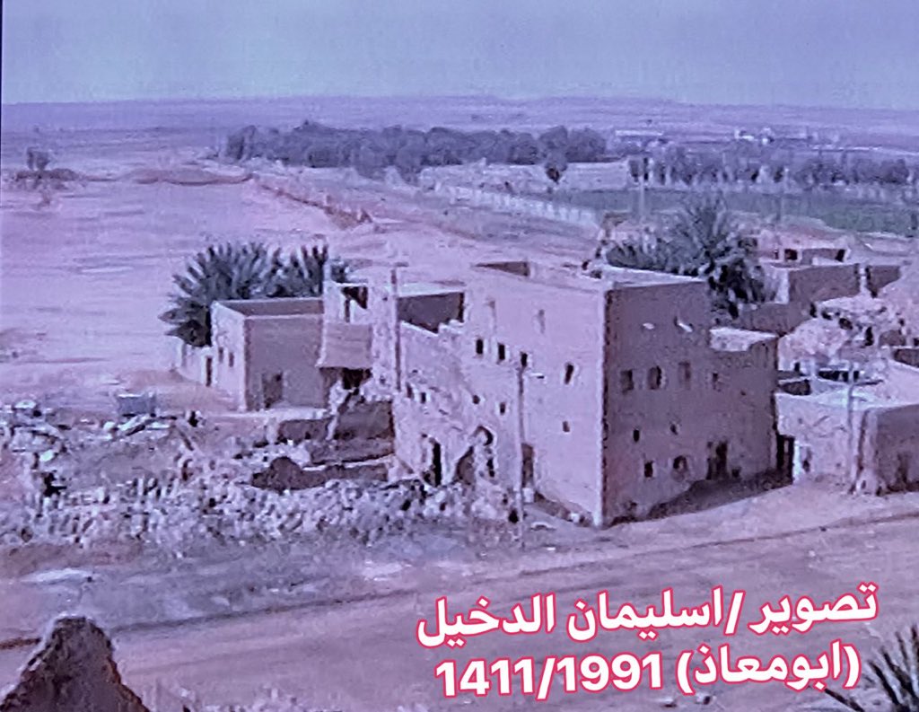 dokhil_suliman's tweet photo. منظر جوي  للجهه الغربيه من  ثرمداء يظهر فيه منزل خالي ابن جلعود   رحمه الله قبل سقوطه و منزل عمي عبدالله رحمه الله سابقا  تاريخ التصوير عام 1411/1991 https://t.co/95XMwKCB7C