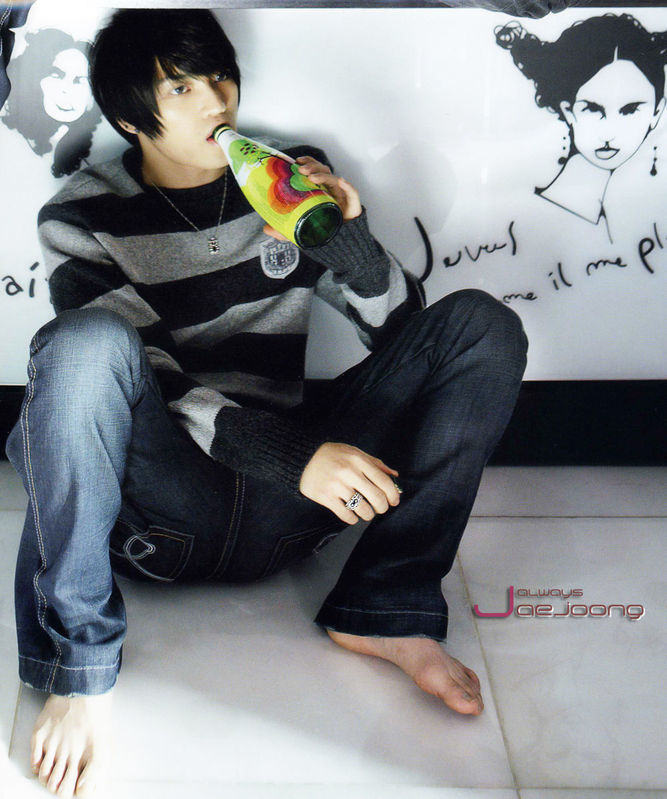 KIM JAEJOONG'S SELF-PROCLAIMED PRETTY FEET November 29, 2010I feel sorry at night..^^ (12:07am KST)Yeah, I wanted to show off my pretty feet.. I'm embarrassed to check Twitter now ㅎㅎㅎㅎㅎ Good night. I'm going to work out. I'll come back later ^^ (12:12am KST)