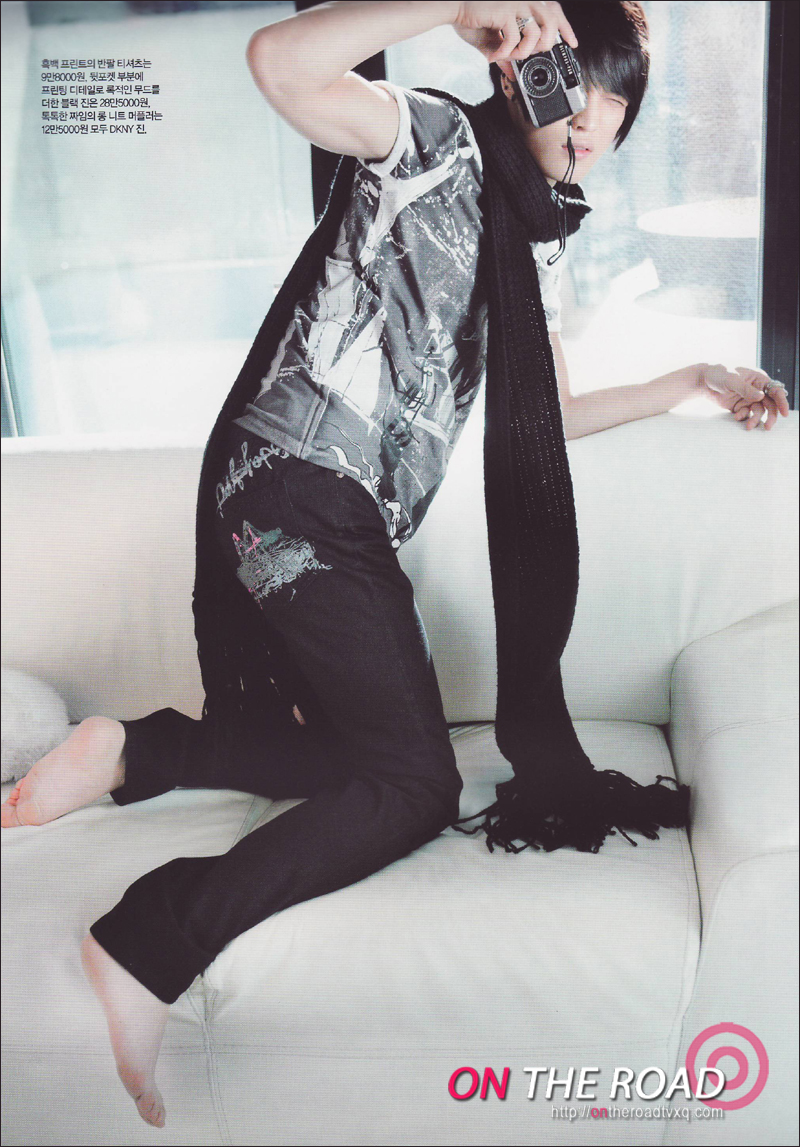 KIM JAEJOONG'S SELF-PROCLAIMED PRETTY FEET November 29, 2010I feel sorry at night..^^ (12:07am KST)Yeah, I wanted to show off my pretty feet.. I'm embarrassed to check Twitter now ㅎㅎㅎㅎㅎ Good night. I'm going to work out. I'll come back later ^^ (12:12am KST)