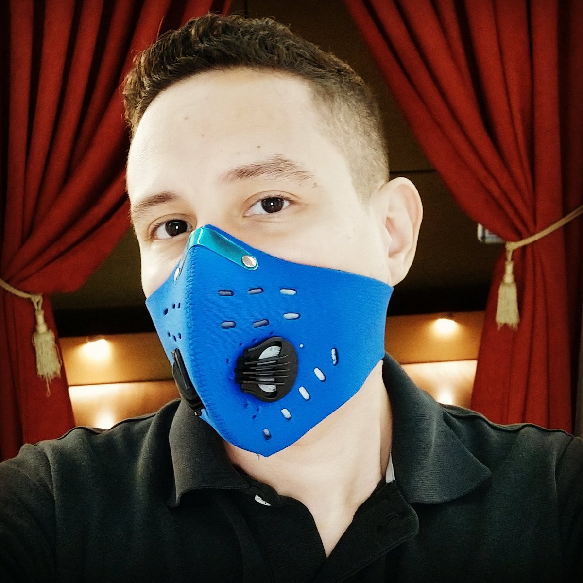 FER_ACTOR_'s tweet photo. Un pequeño telón que siempre nos da la bienvenida a un mundo de maravillas en esa sala de teatro y una nueva realidad que aún nos mantiene en vilo.

Día internacional del actor.
26-08-2020

#diainternacionaldelactor #actinglife #feractor #TeatroLuisPoma #ferelcaver #ferrodriguez https://t.co/XqjgvStNh7