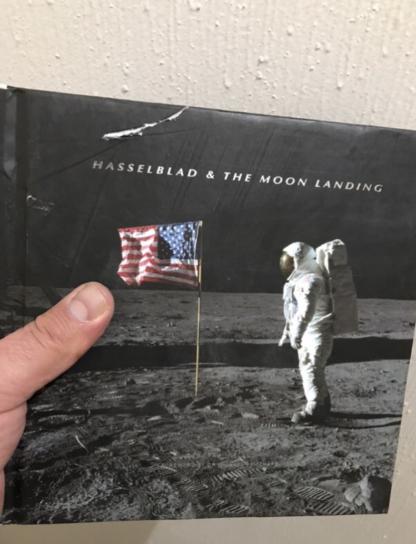Quiero recomendar unos libros muy interesantes, con grandes historias y podemos practicar inglés”Eagles and Evergreens, Apollo to the Moon, No Dream is too high and Hasselblad &amp; the moon landing" <a href="/RCharles4USA/">Robert B. Charles</a> @teaselmuir <a href="/TheRealBuzz/">Dr. Buzz Aldrin</a> <a href="/direland169/">deborah ireland</a> #LibroEnLaMesaDeNoche #queleer