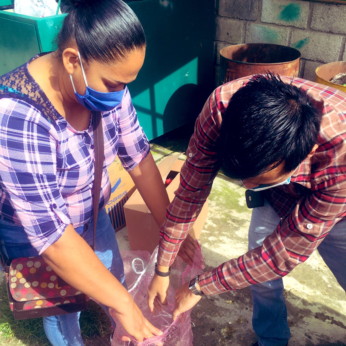 Javiereyescamil's tweet photo. Gracias al esfuerzo coordinado con líderes ejidales entregamos paquetes de #gallinas 🐓🐓 a familias de #Tenancingo https://t.co/H7Qp8Kcx7H