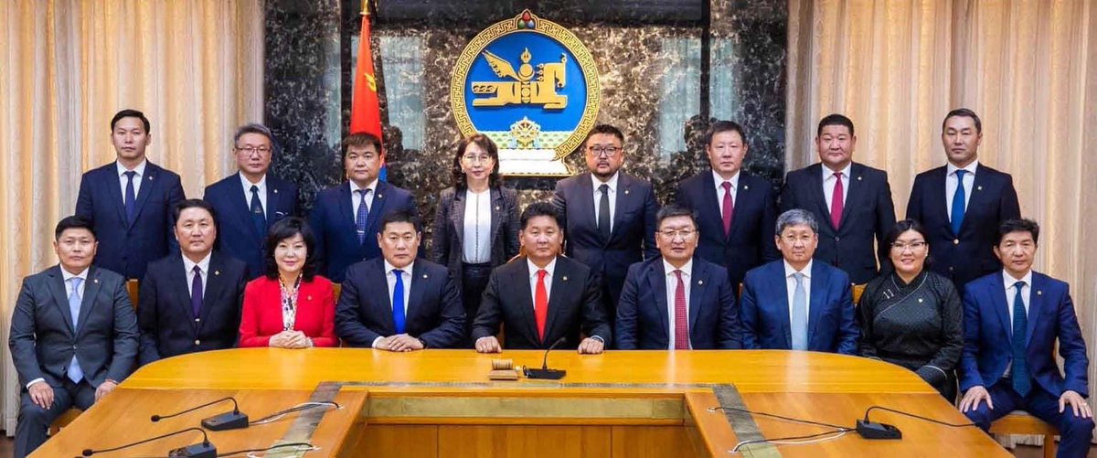 Энэ хүмүүс олон улсаас авсан НЭГ ИХ НАЯД-аа яасан, түүгээрээ гадаадад гацсан Монголчуудаа авчрахгүй бол, би өгсөн хүмүүсээс нь асууж эхлье дээ.