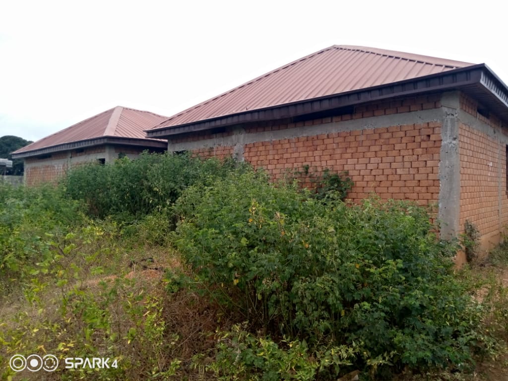 TrackaNG's tweet photo. We tracked the construction of police station at Oja Atun Bus stop, Osi Igbesa, Ogun State. 

We called the house of the representative member, who nominated the project, he lied to us that the project has been completed and we confirmed the project as ABANDONED.

#GetInvolved https://t.co/m8bSHhPrYc