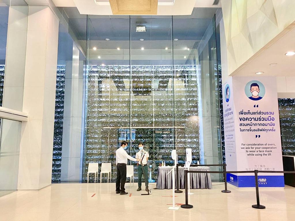 sk00620062's tweet photo. To celebrate Christmas and 2021 New Year, here’s the celebration support from True Love Group Chinese Peraya.
Location : Glass wall at GMM Grammy building lobby 
When:  2020.12.15-2021.1.14
@kristtps 
@stjinx_maya 
#ทีมพีรญา
#KristPerawat 
#SingtoPrachaya https://t.co/Nbzm8e74j7