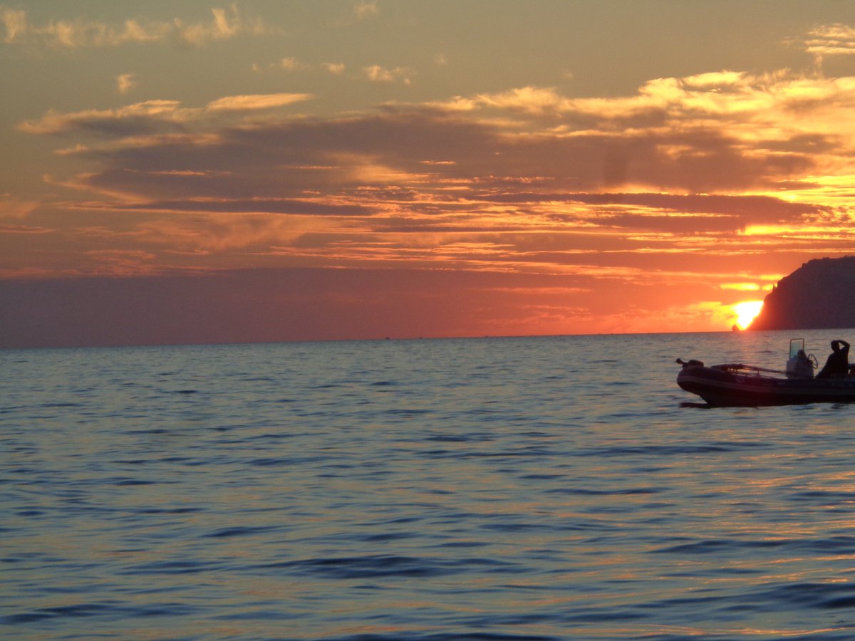 The water is magically warm.There are jellyfish. Not fatal, but it is better to look around. They returned at sunset. Beautiful sight.The walk costs about 1500₽(17€)You can take a boat to the beaches. Depending on the distance 100-200₽(1.15-2.30€) #Crimea  #Russia  #Russland