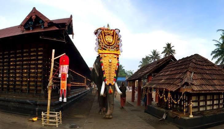   #Thread 6thCentury Aranmula Parthasarathy Krishna Temple, Kerala built by Arjuna is one of 108 Holy Abodes of Bhagwan Vishnu - worshipped as Partha- Arjun’s charioteer. Here Lord Krishna in VishwaRupa Form is 6ft tall -the tallest Krishna Murthy in Kerala1/4  @RadharamnDas