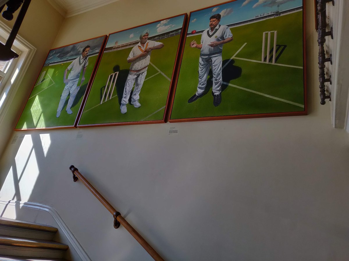 Throwback to last year, when I was on a Lord's tour and came across this wall which had the pictures of  @therealkapildev,  @BishanBedi & Dilip Vengsarkar. Have some trivia about 3 images, which I will share in the thread below.. (1/n)