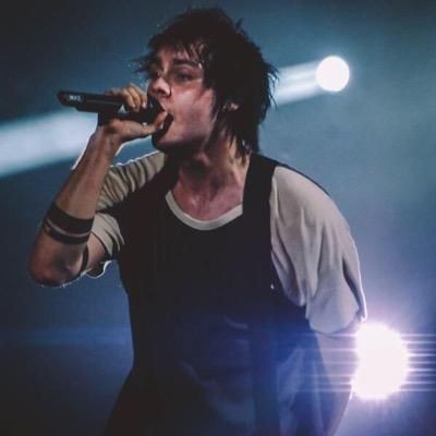 bluesuitlrh's tweet photo. PSPSPSPSPSP C'MERE PSPSPSPSPSPSPSPS #5SOSREDTEAM #TEETHCALM #REDSOSHASTEETH https://t.co/FrqdilEWo0