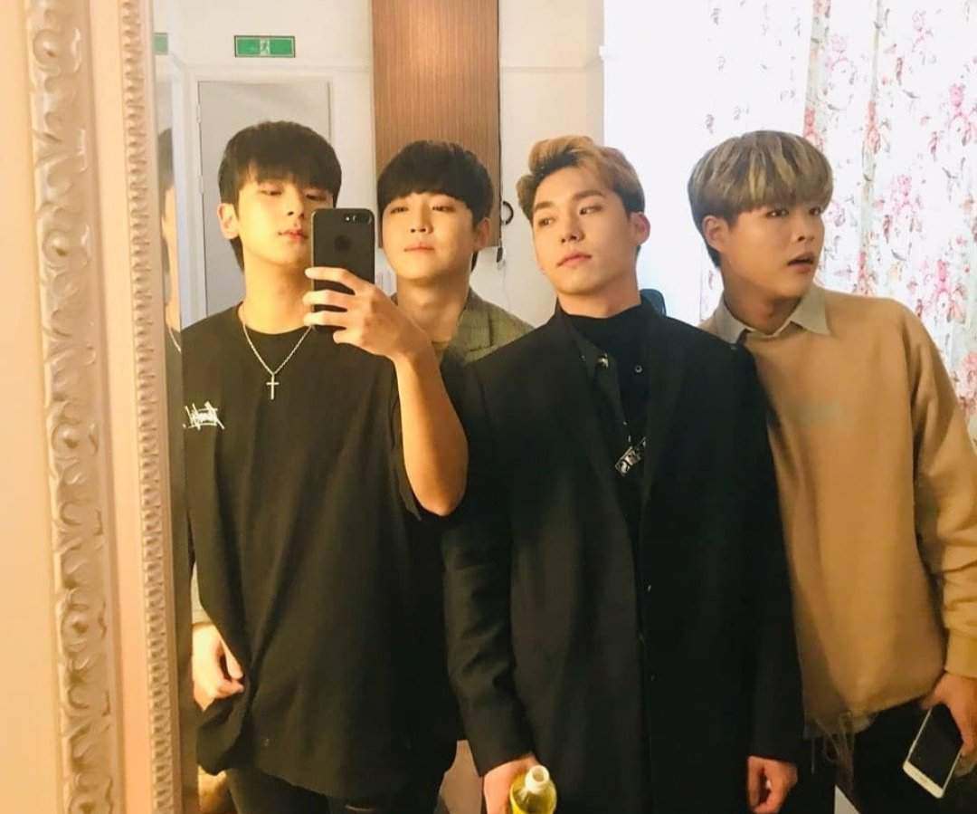 Members' Instagrams:Leader, Yeo Minho (@/yeomingo_)Lead Guitarist, Choi Jihoon (@/choijihoon_97)Drummer, Lee Ruha (@/ruha__official)Maknae, Ryu Kyoungkeun (@/kyoung_keun_)Left to right:Ruha, Minho, Jihoon, Kyoungkeun