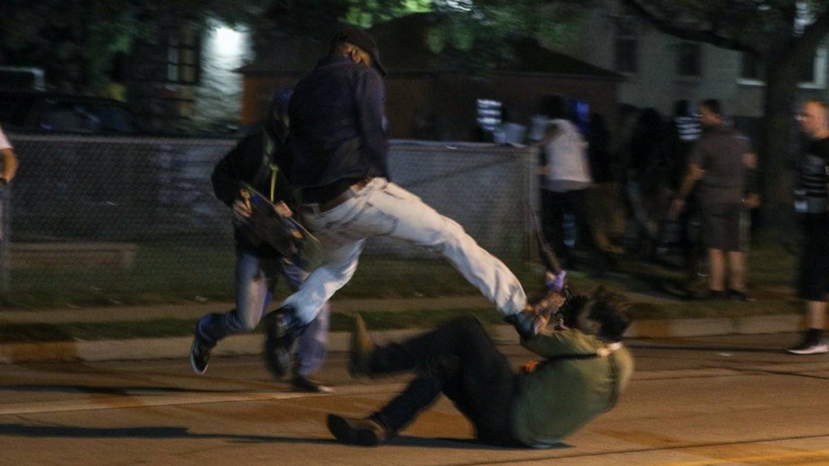 CRUCIAL: this is an image taken right as the last 2 shootings occurred in #Kenosha 

You can see the 17 year old shooter being attacked by #BLM rioters on the street

One of the attackers about to assault him with a skateboard is now deceased 

All evidence must be examined here