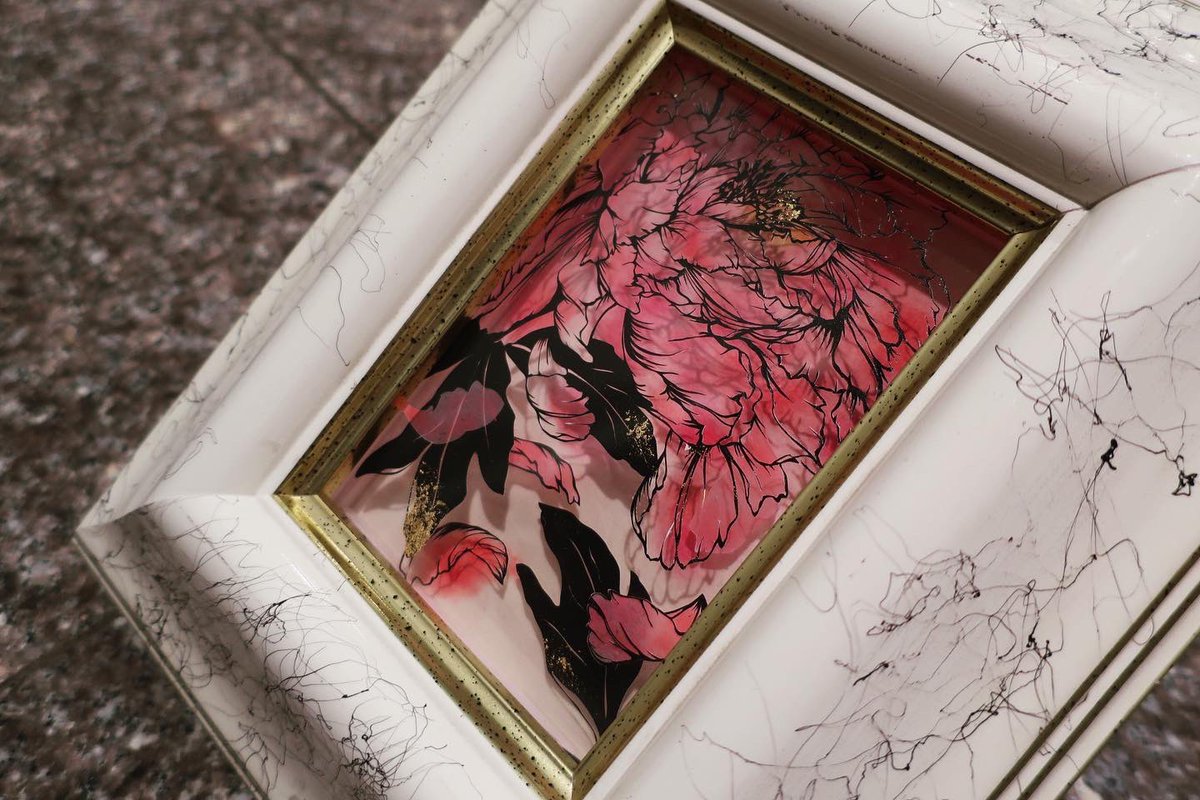 金平糖 1 29 19時 通販 3 11 14紙に花咲く姉妹展 崩れる は花全体が少し傾いて今にも崩れ落ちそうな仕上がりになったと思います 額縁は白地に黒の模様も珍しい額縁を使用しました なかなか会わせる作品が難しそうなゴージャスな額ですが 牡丹の