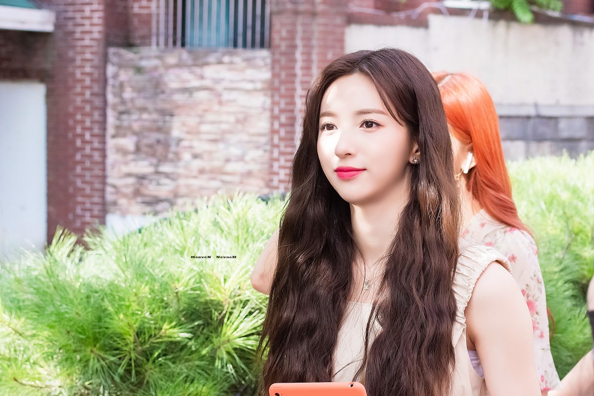 CB_NevaeH's tweet photo. 200818 Kpop Herald 출근

#CherryBullet #체리블렛 #JIWON #지원 https://t.co/uQTRt7AUhZ