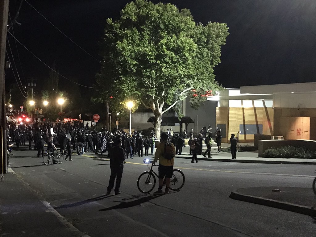 ottoiris's tweet photo. Protestors have arrived at the ICE building near the South Waterfront. https://t.co/fHUB39ha4Y