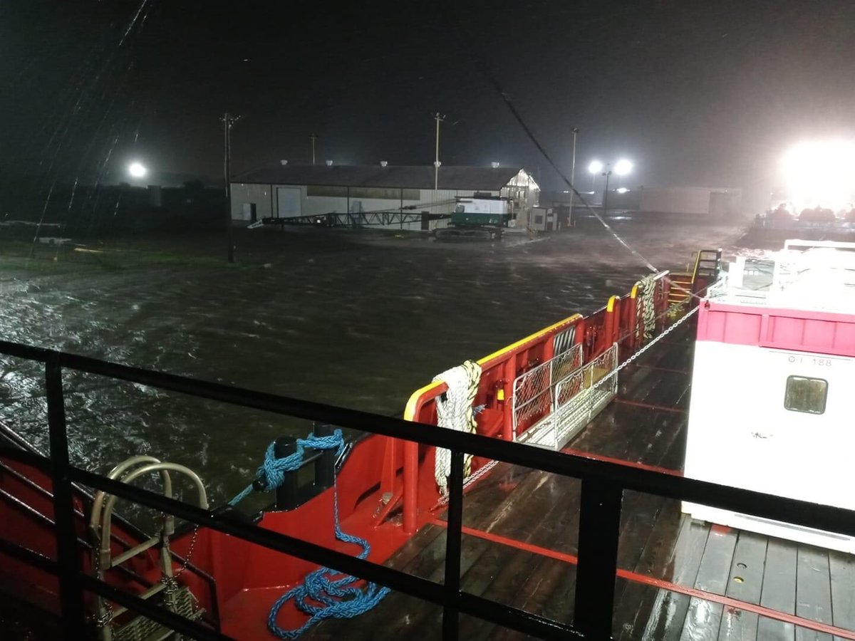 ScotPilie_Wx's tweet photo. Significant storm surge now coming into Intracoastal City, Louisiana. Nearby gauge already 6+ feet. 📸Gasper Riggio #LAwx #Laura @WGNOtv @HankAllenWX @StormHour @BrookeLaizer_Wx https://t.co/JJcLHl7KUv