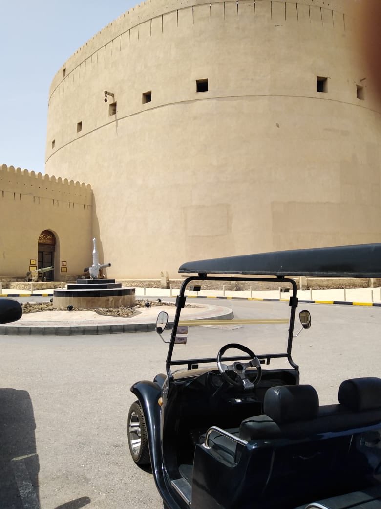 ExperienceOman's tweet photo. #Nizwa tourism carts a trip to the past of #Nizwa and its ancient history✨
 
Let’s take a tour😃

@Nizwatours 
 
#Oman
#OmanByYou
#ExperienceOman
#BeautyHasAnAddress https://t.co/LGjNMwE68T