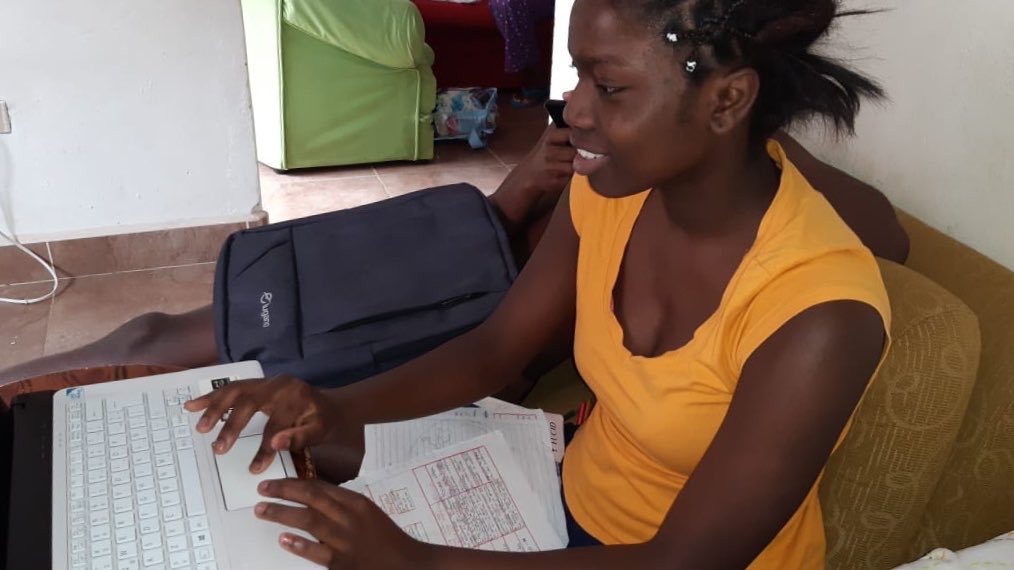 gabyhvt's tweet photo. “La amabilidad de dar y la alegría de recibir”. Gracias al profe @Cesar_Mejia y los que compartieron la publicación Ingrid estudiante de 10’ está feliz enviando las guías,  participando de los encuentros virtuales con su profe y compañeros. #CumpliendoSueños @soyalejangu https://t.co/Uq5nI4tlO3