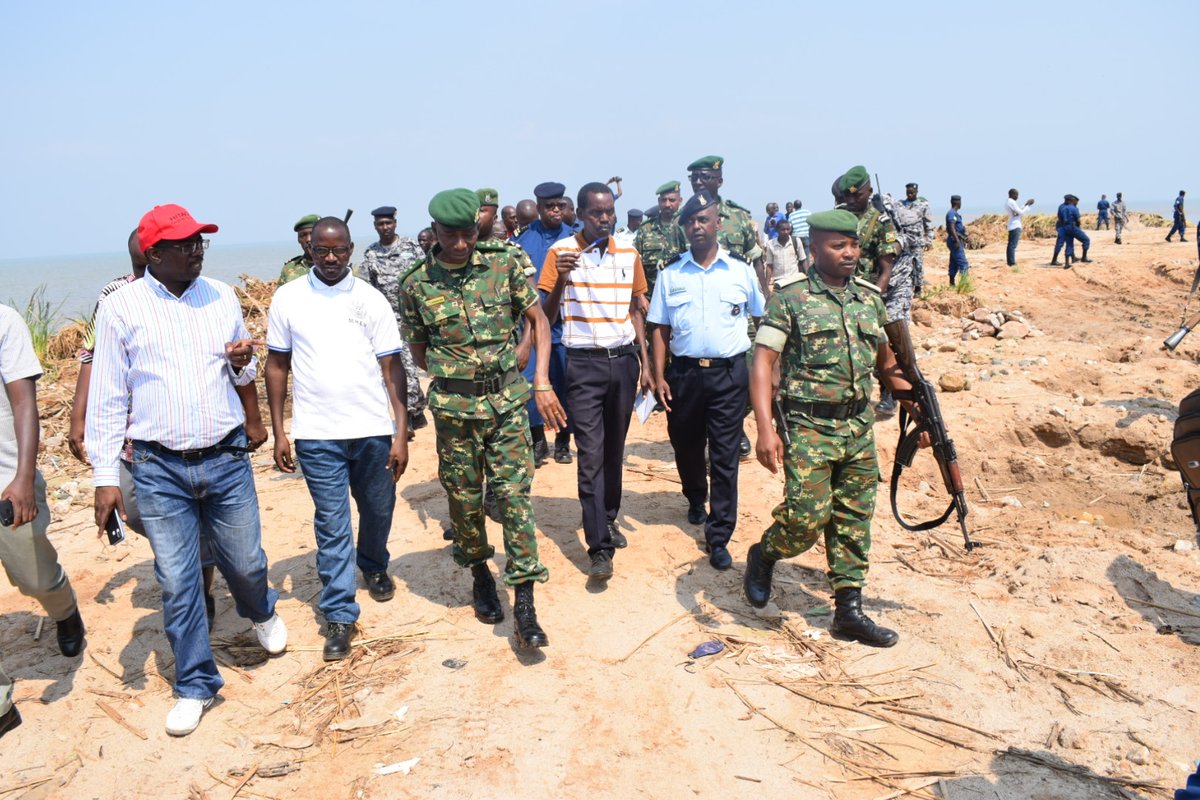 RTNBurundi's tweet photo. L'exploitation du sable sur les bords du lac #Tanganyika dans le site #Kizingwe de la zone #Kanyosha @MairieBuja, préoccupe l'équipe en descente sur terrain qui demande la cessation immédiate de ces exploitations illicites des matériaux de construction. https://t.co/JjtvN78JGG